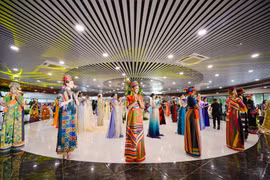 Thí sinh Miss Grand International trình diễn Áo dài truyền thống