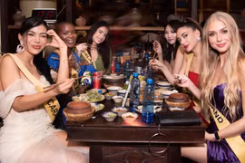 Thí sinh Miss Grand International thích thú trải nghiệm mâm cơm chuẩn Việt. (Ảnh: CTV/Vietnam+)