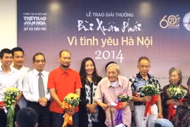 Nhà Hà Nội học Vũ Tuân Sán (giữa) trong lễ trao giải thưởng. (Nguồn: Thể thao & Văn hóa)
