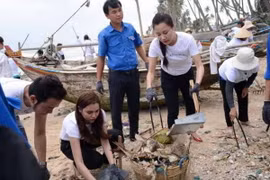 Thí sinh Hoa hậu Đại dương làm sạch môi trường bãi biển