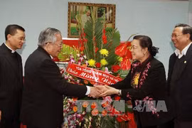 Bí thư TW Đảng, Trưởng Ban Dân vận TW Hà Thị Khiết nhận hoa chúc mừng. (Ảnh: Nguyễn Dân/TTXVN)