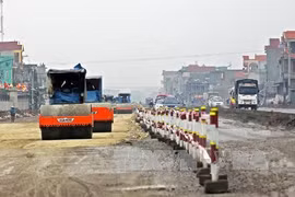 Thi công nâng cấp Quốc lộ 1A. Ảnh minh họa. (Nguồn: TTXVN)