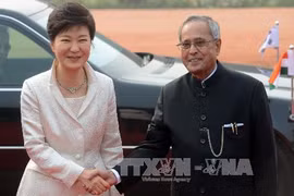 Thủ tướng Ấn Độ Manmohan Singh (trái) đón Tổng thống Hàn Quốc tại New Delhi ngày 16/1. (Nguồn: AFP/TTXVN)