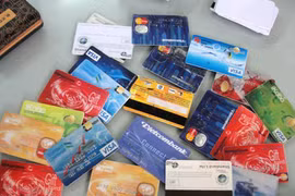 TP.HCM: Tạm giữ, điều tra 2 người Malaysia dùng thẻ ATM giả