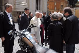 Giáo hoàng Francis I và chiếc Harley sẽ được đem bán đấu giá. (Nguồn: ANSA)