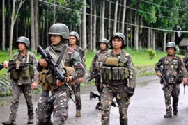 Binh sỹ Philippines trong chiến dịch truy quét phiến quân ở thành phố Marawi thuộc đảo Mindanao ngày 24/5. (Nguồn: EPA/TTXVN)