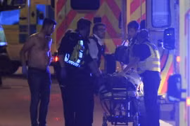 Chuyển nạn nhân tại hiện trường vụ tấn công ở Cầu London ngày 3/6. (Nguồn: AFP/TTXVN)