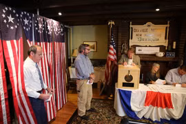 Cử tri Mỹ bỏ phiếu tại thị trấn Dixville Notch, bang New Hampshire. (Nguồn: THX/TTXVN)