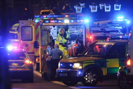 Chuyển nạn nhân tại hiện trường vụ tấn công ở Cầu London ngày 3/6. (Nguồn: AFP/TTXVN)