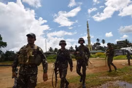 Binh sỹ Philippines tuần tra tại Marawi, Mindanao ngày 19/6. (Nguồn: AFP/TTXVN)