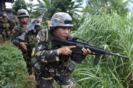 Binh sỹ Philippines tuần tra tại khu vực giành quyền kiểm soát từ phiến quân Hồi giáo ở Marawi ngày 19/6. (Nguồn: AFP/TTXVN)