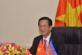Đại sứ Việt Nam tại Campuchia Thạch Dư phát biểu trên Truyền hình Quốc gia Campuchia. (Ảnh: Danh Chanh Đa/TTXVN)