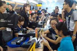 Nhiều khách hàng đã "tạm quên" cơn bão số 3 để đến trải nghiệm và mua Galaxy Note 7. (Ảnh: T.H/Vietnam+)