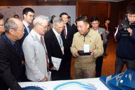 Thăm quan gian hàng của DASAN Zhone Solutions. (Ảnh: CTV/Vietnam+)