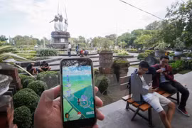 Một nhóm chơi Pokemon Go trên đường phố. (Nguồn: EPA/TTXVN)