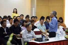 Tiến sĩ Nguyễn Long giao lưu cùng các tác giả lọt vào Chung khảo Nhân tài Đất Việt. (Nguồn: BTC)