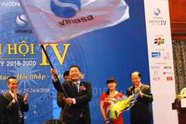 Ông Trương Gia Bình (cầm cờ) tiếp tục chịu trách nhiệm chèo lái VINASA trong giai đoạn tới. (Ảnh: Trung Hiền/Vietnam+) 