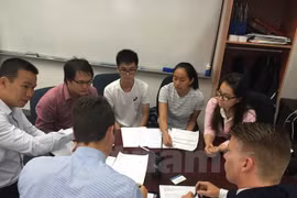 Một số du học sinh Việt Nam trong cuộc làm việc với cảnh sát bang tại Văn phòng đại diện Vietnam Airlines tại Sydney chiều 7/1. (Ảnh: Khánh Linh/Vietnam+)