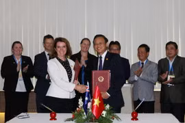 Thứ trưởng Thường trực Bộ Nông nghiệp và Phát triển Nông thôn Việt Nam Hà Công Tuấn và Thượng nghị sĩ Anne Ruston, Bộ trưởng Bộ Nông nghiệp và Tài nguyên nước Australia tại lễ ký kết Bản ghi nhớ. (Ảnh: Thanh Vũ/TTXVN)