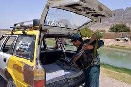 Cảnh sát Afghanistan kiểm tra các phương tiện giao thông trong chiến dịch truy quét khủng bố tại Kandahar. (Nguồn: THX/TTXVN)