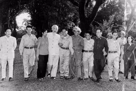  Bác Hồ với các anh hùng và chiến sỹ thi đua miền Nam tháng 11/1965. (Ảnh: Tư liệu TTXVN)