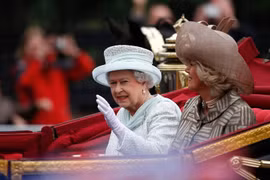 Nữ hoàng Elizabeth II và cô con dâu Camilla trong Đại lễ Kim cương đánh dấu 60 năm nữ hoàng trị vì ngai vàng năm 2012