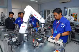 Xưởng thực hành cơ điện tử và robot tự động hóa tại Trung tâm Đào tạo Khu Công nghệ cao TP. Hồ Chí Minh. (Ảnh: Mạnh Linh/TTXVN)