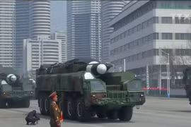 [Video] Triều Tiên dọa sẵn sàng đánh chìm đội tàu sân bay của Mỹ