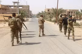 Binh sĩ Iraq trong chiến dịch truy quét phiến quân IS tại làng Anna, tỉnh Anbar, Iraq. (Nguồn: AFP/TTXVN)