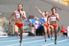 VĐV Lê Tú Chinh (số 617) bứt phá về đích đoạt huy chương vàng nội dung 4x100m nữ. (Ảnh: Quốc Khánh/TTXVN)