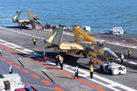 Máy bay J-15 hạ cánh trên tàu sân bay Liêu Ninh của Trung Quốc. (Nguồn: THX/TTXVN)