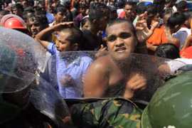 Người biểu tình Sri Lanka đụng độ với cảnh sát khi phản đối dự án của Trung Quốc. (Nguồn: Reuters)