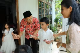 Trẻ em được mừng tuổi để cầu chúc may mắn và sức khỏe