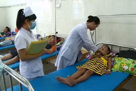 Điều trị bệnh nhân bị sốt xuất huyết. (Ảnh: Huyền Trang/TTXVN)