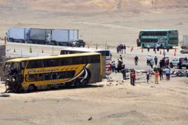 Hiện trường một vụ tai nạn xe buýt tại Peru. Ảnh minh họa. (Nguồn: EPA)
