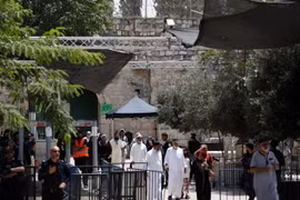 Các tín đồ Hồi giáo đi qua máy dò kim loại tại khu vực lối vào đền thờ Al-Aqsa ở Jerusalem ngày 23/7. (Nguồn: AFP/TTXVN)