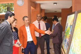 Họa sỹ Nguyễn Minh Sơn giới thiệu về hoạt động sáng tác, tác phẩm hội họa Việt Nam. (Ảnh: Mạnh Hùng/Vietnam+