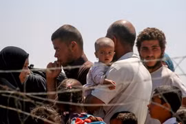  Người dân sơ tán từ Raqa tại một ngôi làng ở miền bắc Syria ngày 3/6. (Nguồn: AFP/TTXVN)