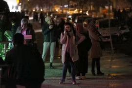 Người dân ra khỏi nhà và tập trung ngoài đường phố khi xảy ra động đất ở Tehran, Iran ngày 21/12. (Nguồn: AFP/TTXVN)