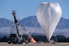 Khinh khí cầu siêu áp suất của NASA được bơm hơi để sẵn sàng bay lên từ sân bay Wanaka, New Zealand ngày 26/4. (Nguồn: NASA)