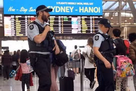  Cảnh sát Australia tuần tra tại sân bay Sydney ngày 30/7 trong bối cảnh an ninh được tăng cường do lo ngại khủng bố. (Nguồn: AFP/TTXVN)