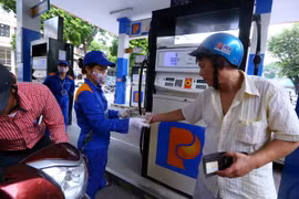 Khách đến mua xăng tại cửa hàng số 9 Trần Hưng Đạo, Hà Nội. (Ảnh: Minh Quyết/;TTXVN)