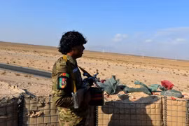  Cảnh sát Afghanistan gác tại tỉnh Kandahar ngày 14/11. (Nguồn: AFP/TTXVN)