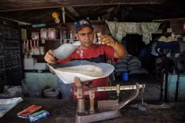 Một cửa hàng tạp hóa ở tỉnh Santiago de Cuba, Cuba ngày 20/6. (Nguồn: AFP/TTXVN)
