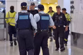 Cảnh sát Australia tuần tra tại sân bay Sydney. (Nguồn: AFP/TTXVN)