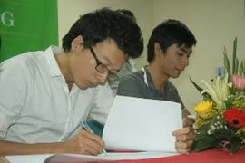 Học viên VTC Academy ký cam kết tuyển dụng. (Ảnh: VTC Academy)