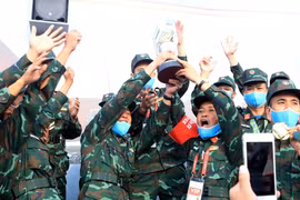Việt Nam giành Cúp luân lưu Tank Biathlon tại Army Games 2020