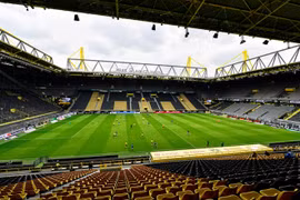 Hình ảnh sân Signal-Iduna Park trong trận Dortmund thắng Schalke 4-0.	