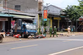 Cơ quan công an khám nghiệm hiện trường, điều tra làm rõ nguyên nhân vụ tai nạn. (Ảnh: Hưng Thịnh/ TTXVN)