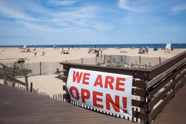 Một nhà hàng cạnh bờ biển mở cửa phục vụ khách hàng tại bang New Jersey, Mỹ ngày 16/5. *Ảnh: THX/TTXVN)